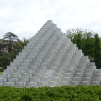 "Four-Sided Pyramid" von Sol LeWitt