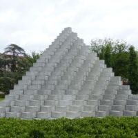 National Gallery of Art Sculpture Garden Washington D.C.<br>
"Four-Sided Pyramid" von Sol LeWitt "Four-Sided Pyramid" von Sol Lewitt