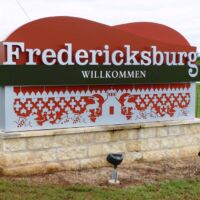 Ortseingang von Fredericksburg, Texas<br>
Wohlgemerkt, wir befinden uns hier in Amerika... Ortseingang von Fredericksburg, Texas