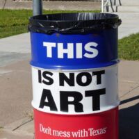"Don't mess with Texas" in Marfa, Texas<br>
"Leg dich nicht mit Texas an" ist der Slogan des Bundesstaates "Don't mess with Texas" in Marfa, Texas