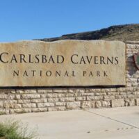 Parkeingang zum Carlsbad Caverns National Park in New Mexico