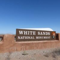 Parkeingang zum White Sands National Park in New Mexico