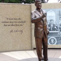 John F. Kennedy Memorial in Fort Worth, Texas<br>
An dieser Stelle hielt Kennedy seine letzte Rede, wenige Stunden vor seinem Tod John F. Kennedy Memorial in Fort Worth, Texas