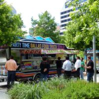 Food Trucks im Klyde Warren Park in Dallas, Texas