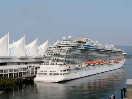 Canada Place in Vancouver, British Columbia<br>
Eines von rund 340 Kreuzfahrtschiffen pro Jahr, die in Vancouver anlegen Canada Place in Vancouver, British Columbia