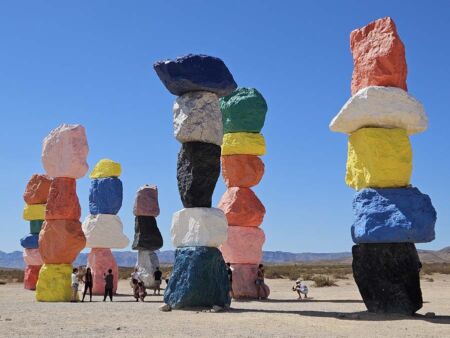 "Seven Magic Mountains" von Ugo Rondinone in der Wüste vor Las Vegas, Nevada<br>
Grandioser Abschluss einer großartigen Reise durch den Westen Nordamerikas "Seven Magic Mountains" von Ugo Rondinone in der Wüste vor Las Vegas, Nevada