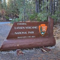 Parkeingang zum Lassen Volcanic National Park, California Parkeingang zum Lassen Volcanic National Park, California