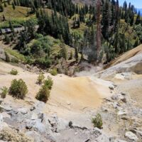Sulphur Works im Lassen Volcanic National Park, California<br>
Auch hier brodelt und dampft die Erde Sulphur Works im Lassen Volcanic National Park, California