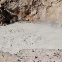 Sulphur Works im Lassen Volcanic National Park, California<br>
Da fällt man besser nicht hinein Sulphur Works im Lassen Volcanic National Park, California