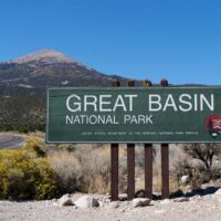 Parkeingang zum Great Basin National Park, Nevada<br>
Im Hintergrund Wheeler Peak, mit 3.982 m das Wahrzeichen des Parks Parkeingang zum Great Basin National Park, Nevada