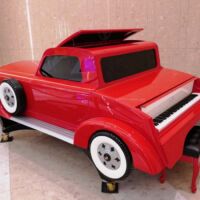 "Red Piano Car" von Henry Chang in der Resorts World Las Vegas, Nevada
