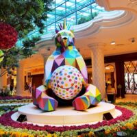 “Smiling King Bear” von Okuda San Miguel im Wynn Las Vegas, Nevada