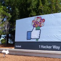 Hauptquartier von Facebook in Menlo Park, Kalifornien<br>
Sehr passend, der Straßenname... Hauptquartier von Facebook in Menlo Park, Kalifornien