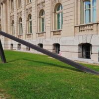 ARBED-Gebäude, Luxembourg<br>
"52.5 Angle" von Bernar Venet 52.5 Angle (Luxembourg)