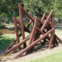 Sydney and Walda Besthoff Sculpture Garden New Orleans, Louisiana<br>
"11 Acute Unequal Angles" von Bernar Venet 11 Acute Unequal Angles (New Orleans, Louisiana)