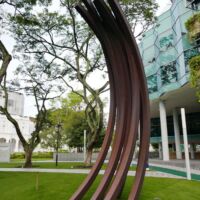 Singapore Management University, Singapore<br>
"97.5° ARC x 8" von Bernar Venet 97.5° ARC x 8 (Singapore)