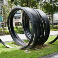 Scotts Square, Singapore<br>
“Three Indeterminate Lines” von Bernar Venet Three Indeterminate Lines (Singapore)