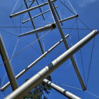 "Needle Tower II" von Kenneth Snelson