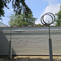 "One Up One Down Oblique IV" und "Annular Eclipse IV" von George Rickey
