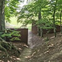 "The Gate in the Gorge" von Richard Serra