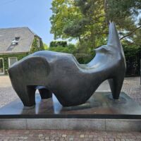 "Reclining Figure" von Henry Moore