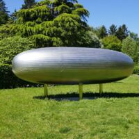 "Never Mind" von Richard Deacon