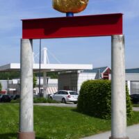 "Tor mit goldenem Stein" von Heinrich Brummack