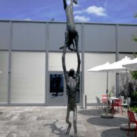 "Acrobats" von Barry Flanagan